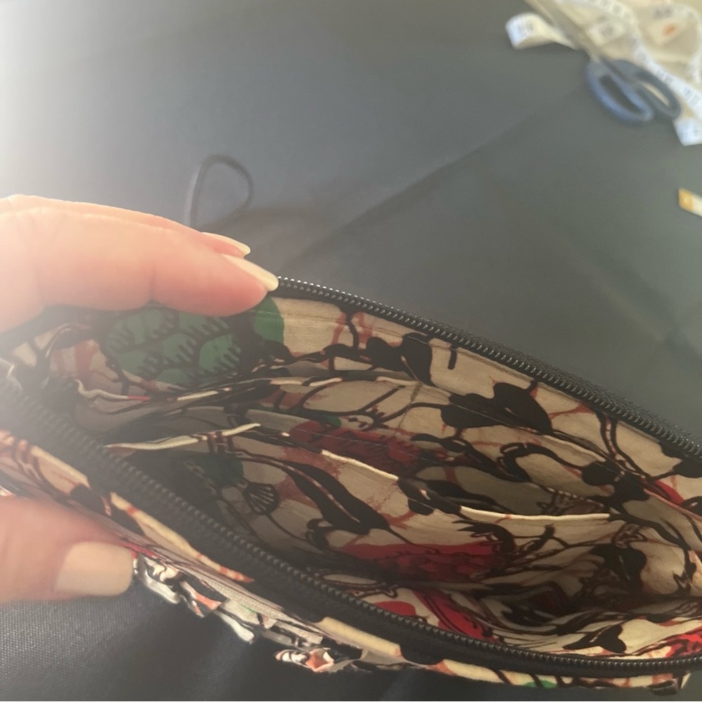 Floral Ruffle Clutch Bag - Multicolor zip doesn’t close - Picture 2 of 6